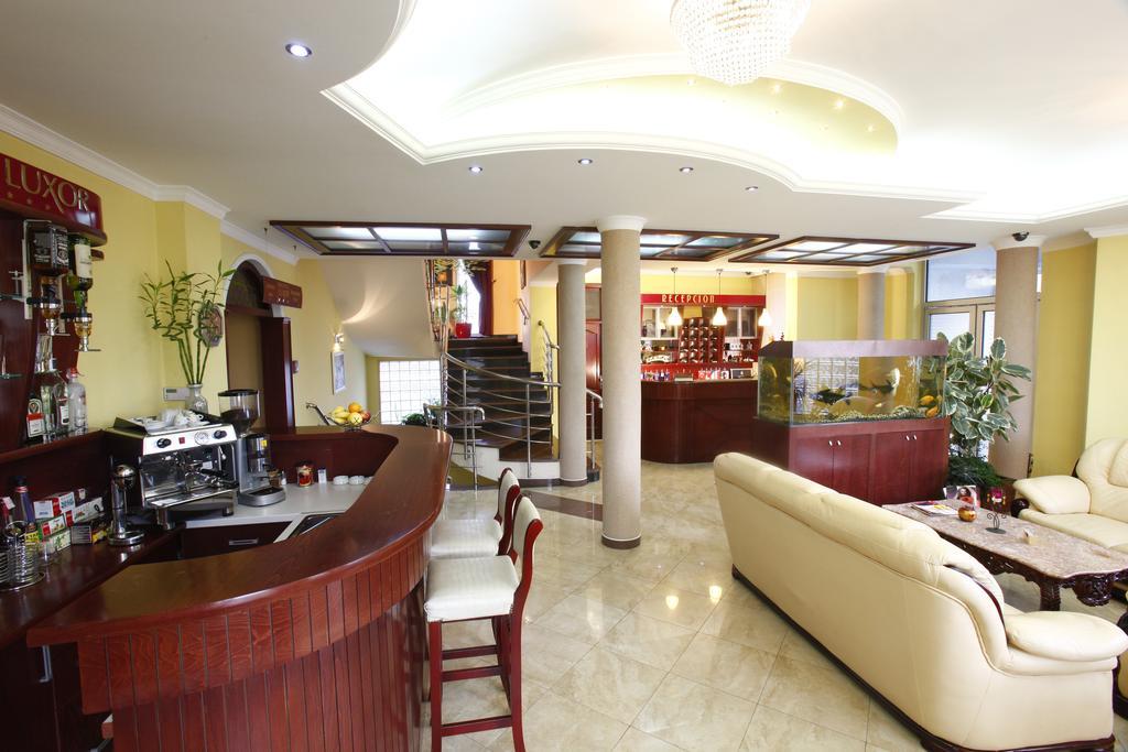 Hotel Luxor Suto Orizari Kültér fotó