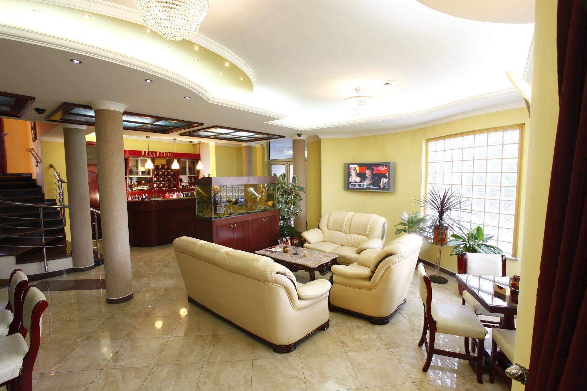 Hotel Luxor Suto Orizari Kültér fotó
